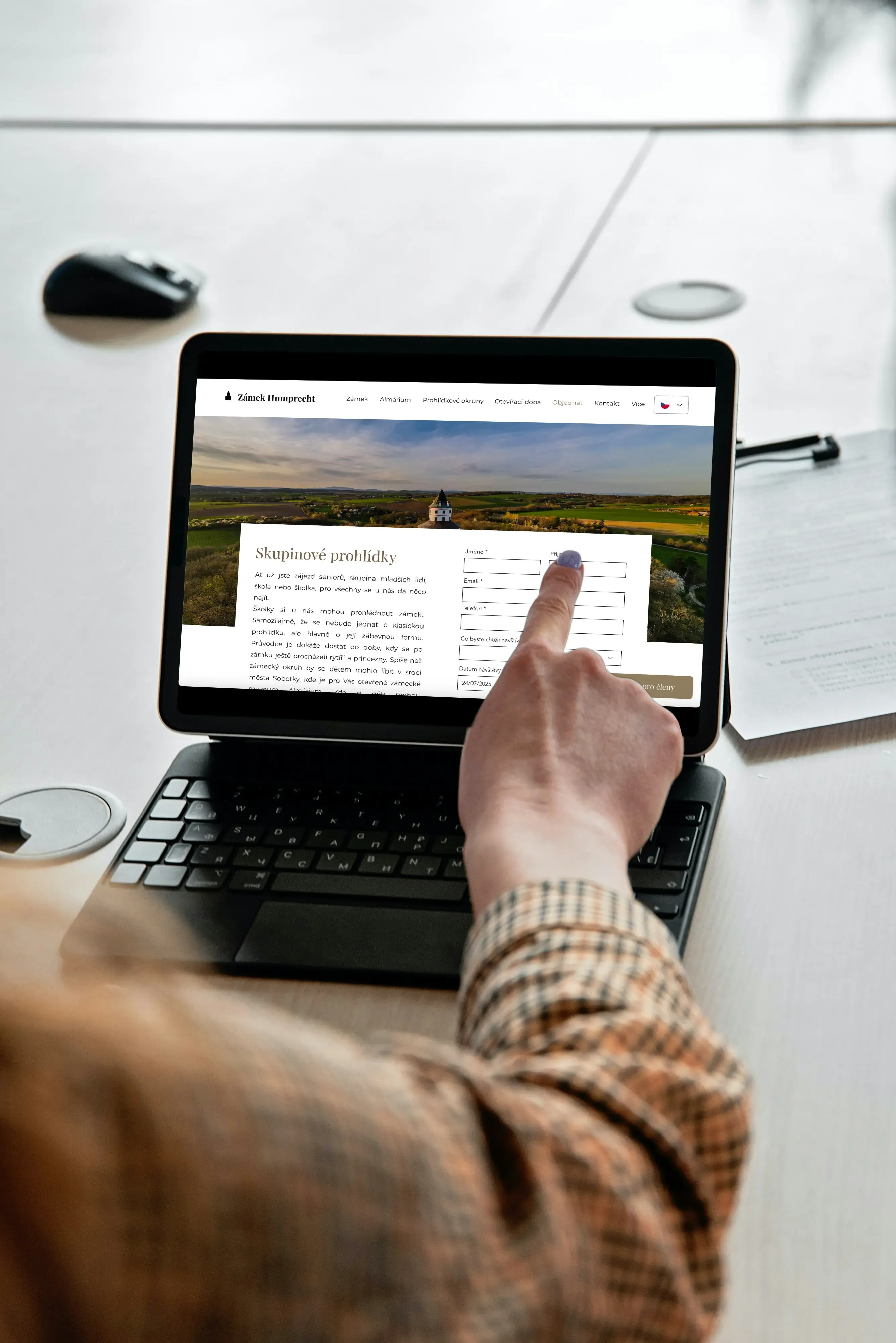 Web pro Zámek Humprecht – vícejazyčný systém s rezervacemi a portálem pro průvodce